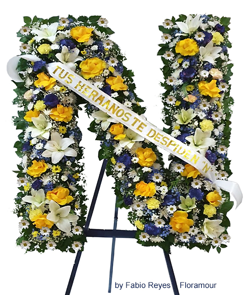 Fina y laboriosa confección de homenaje con tapizado con flores variadas montada en atril con cinta banda letras. (2 m. alt. aprox. ) Consulte por otros diseños y gamas de colores. 222341793  -  998705440